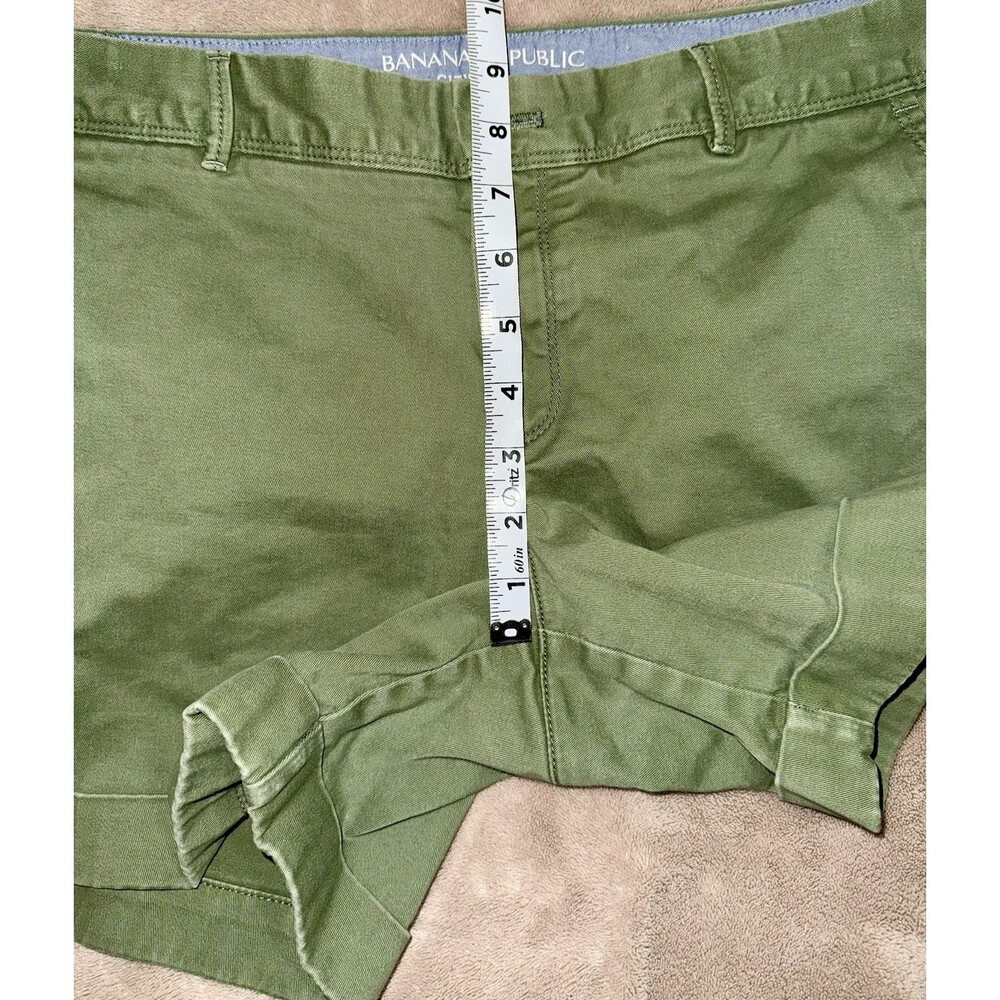 BANANA REPUBLIC City Chino Cuffed Olive Green Shorts Size 8 - Picture 3 of 8